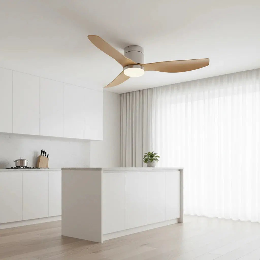 Ventilateur de plafond ultra-plat argenté et bois clair pour chambre avec éclairage LED Oléa