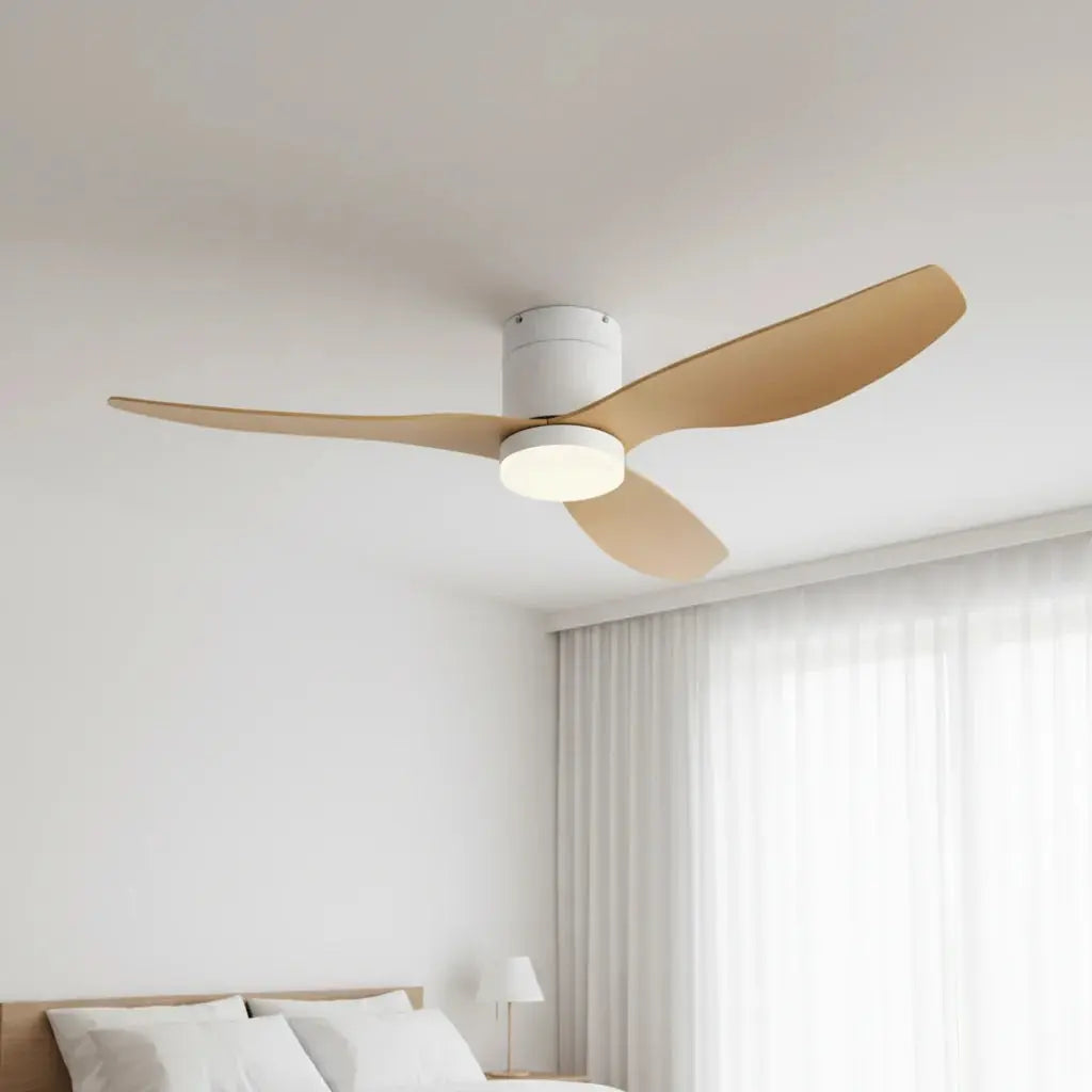 Ventilateur de plafond LED ultra-plat blanc et bois clair Oléa