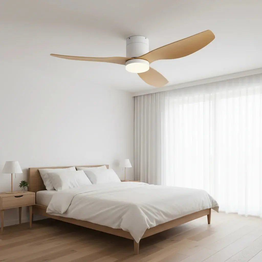 Ventilateur de plafond LED ultra-plat blanc et bois clair Oléa