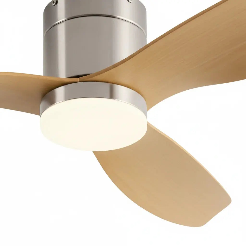 Ventilateur de plafond ultra-plat argenté et bois clair pour chambre avec éclairage LED Oléa