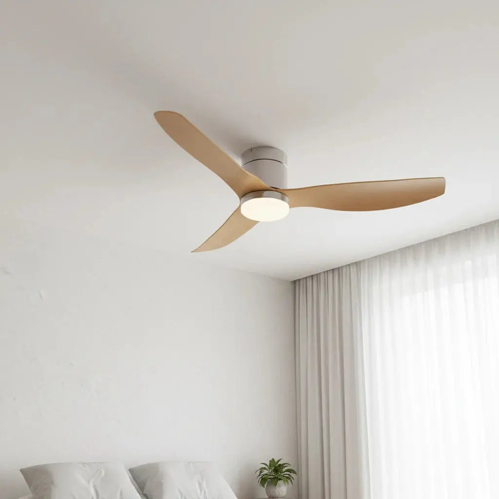 Ventilateur de plafond ultra-plat argenté et bois clair pour chambre avec éclairage LED Oléa