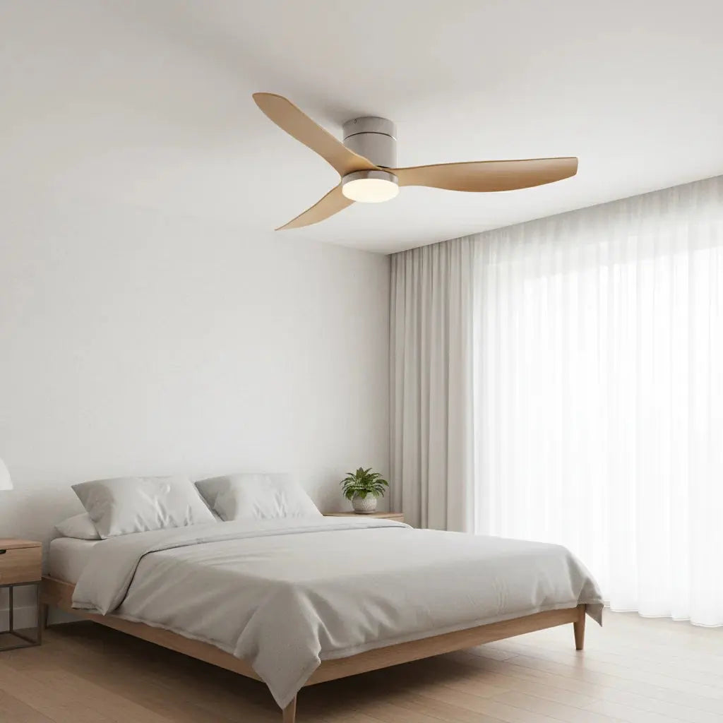 Ventilateur de plafond ultra-plat argenté et bois clair pour chambre avec éclairage LED Oléa