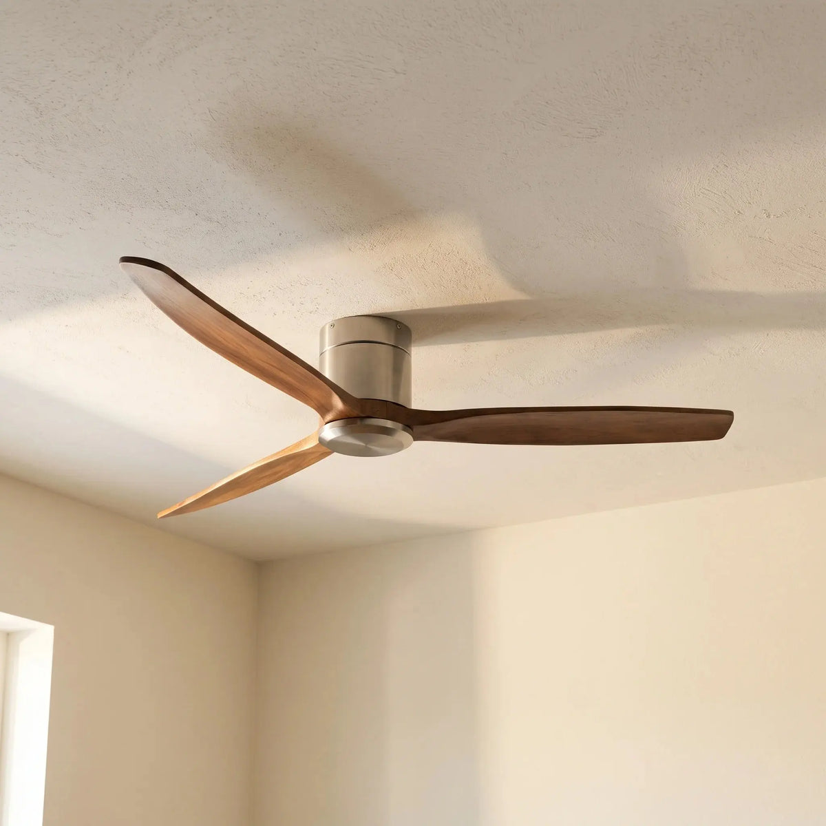 Ventilateur de plafond silencieux DC bas en bois massif noyer et argent Oléa