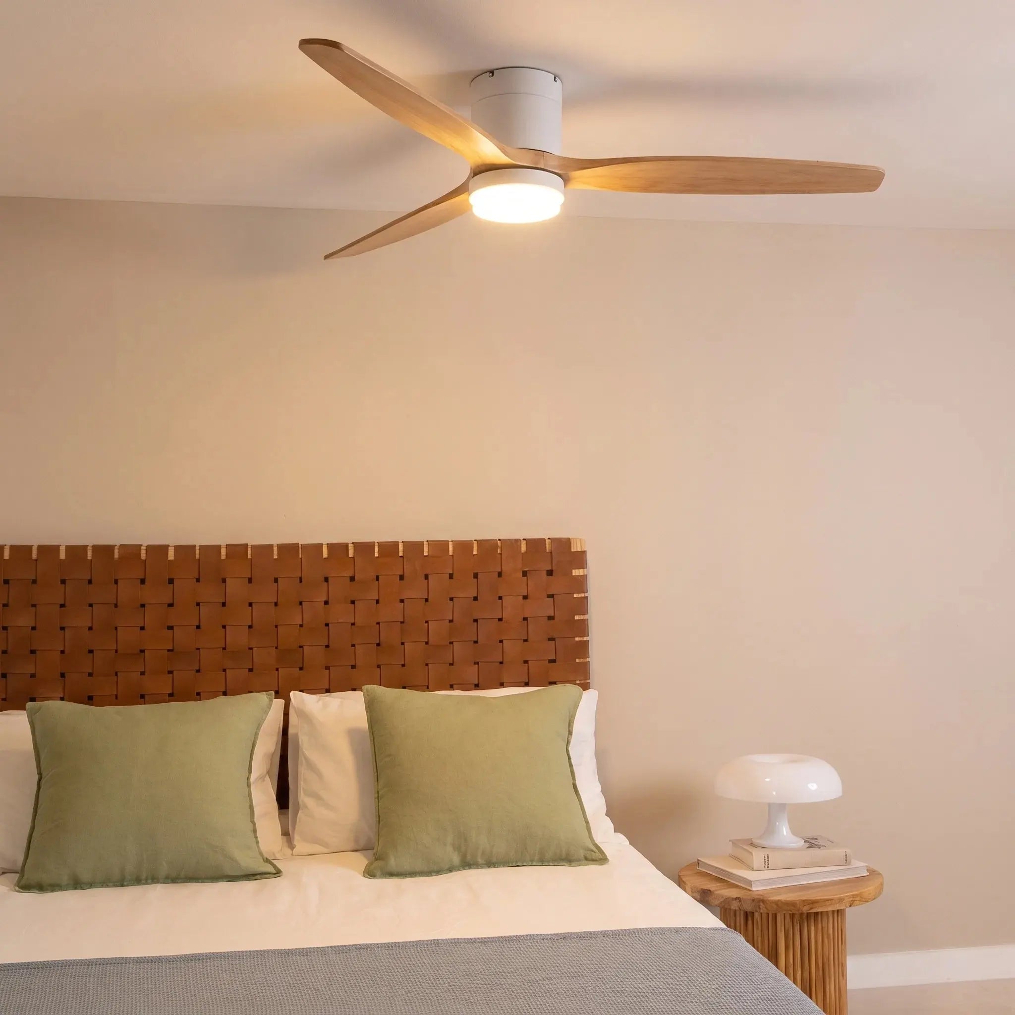 Ventilateur de plafond bois bas DC LED – Finition naturel et blanc Oléa