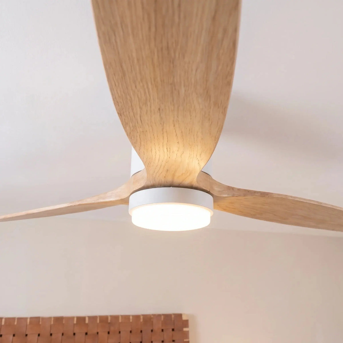 Ventilateur de plafond bois bas DC LED – Finition naturel et blanc Oléa