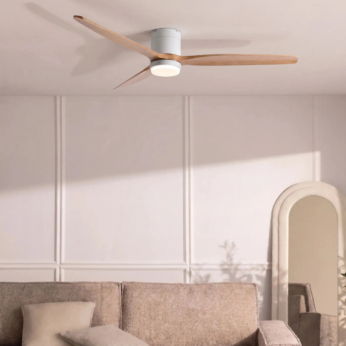 Ventilateur de plafond bois bas DC LED – Finition naturel et blanc Oléa