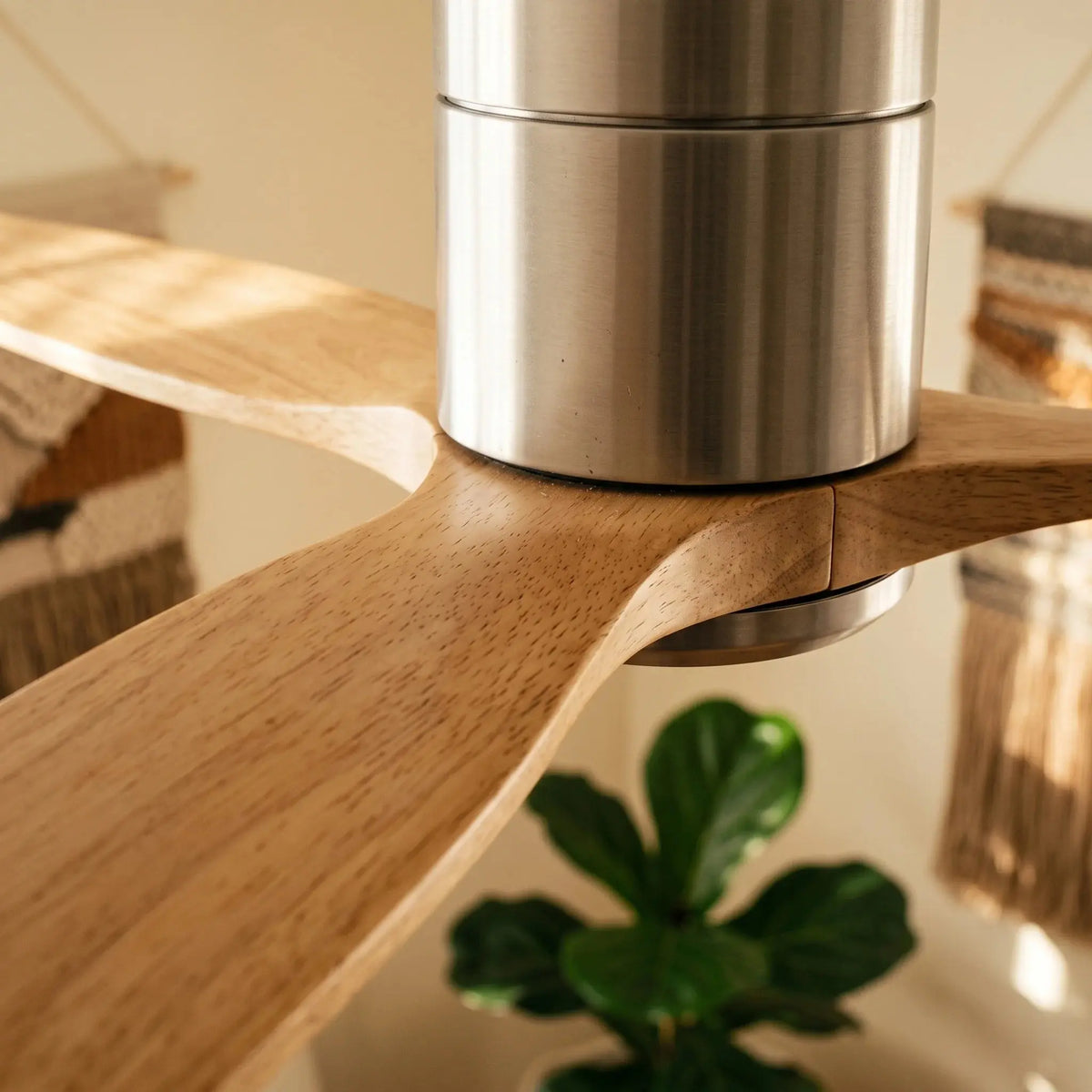 Ventilateur de Plafond Bas Silencieux en Bois Massif Naturel et Argent Oléa