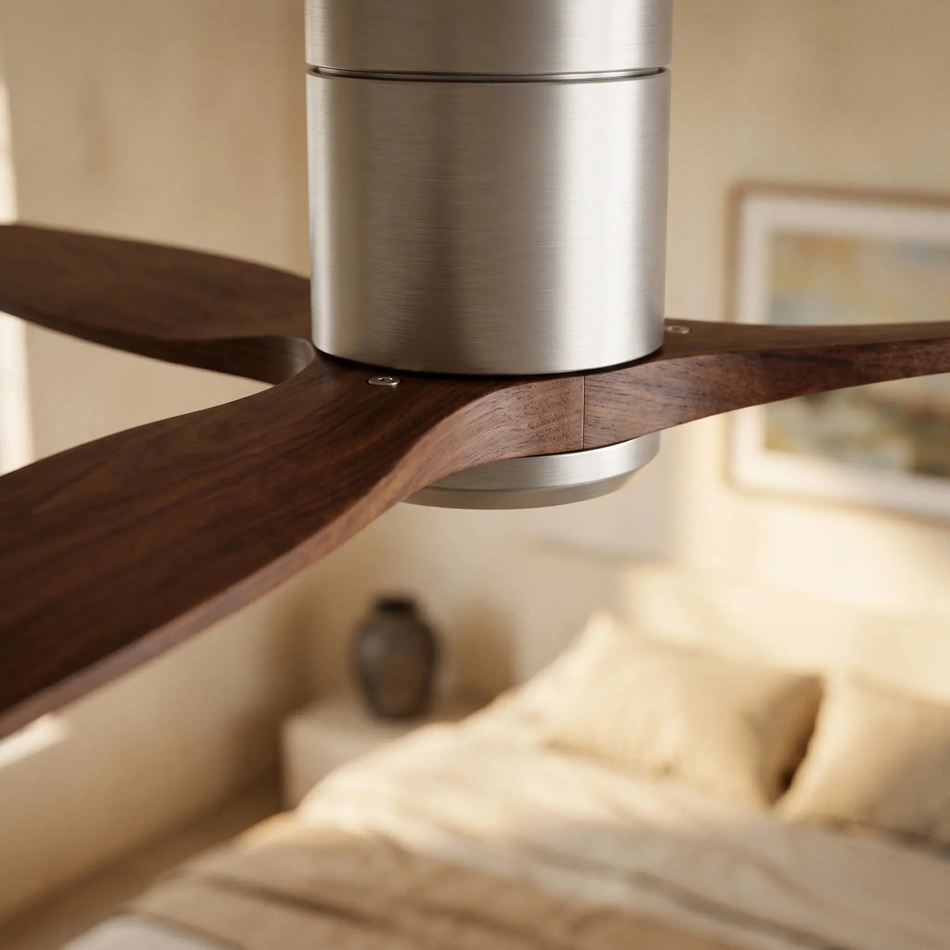 Ventilateur de plafond silencieux DC bas en bois massif noyer et argent Oléa