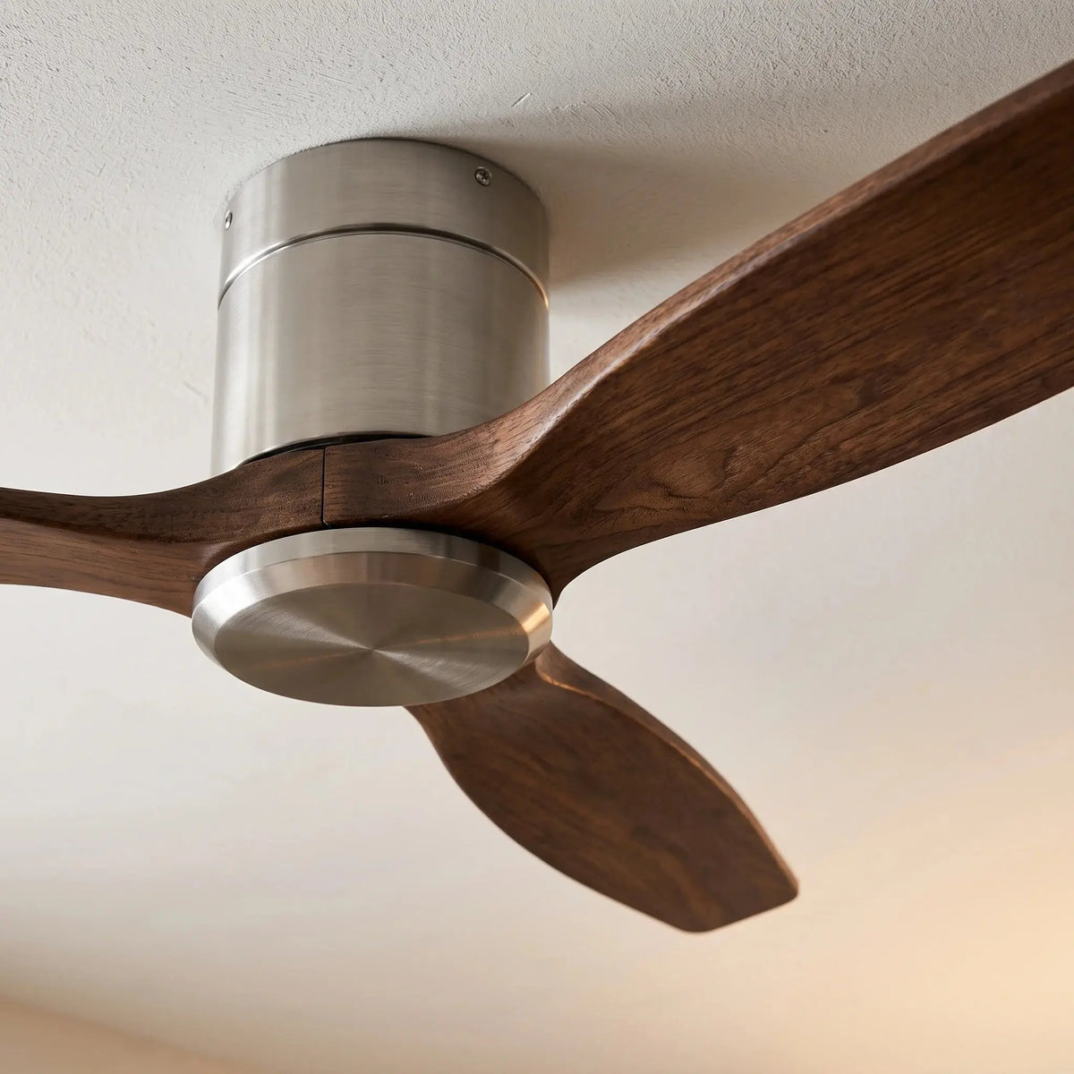 Ventilateur de plafond silencieux DC bas en bois massif noyer et argent Oléa